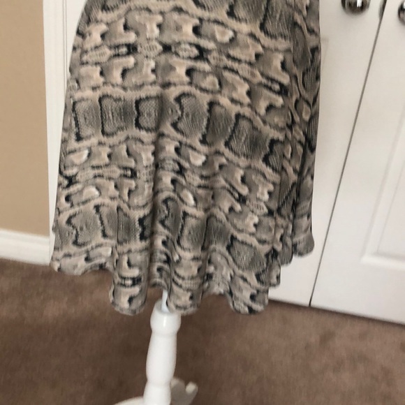 Express snakeskin pattern flowy dress - Picture 5 of 7